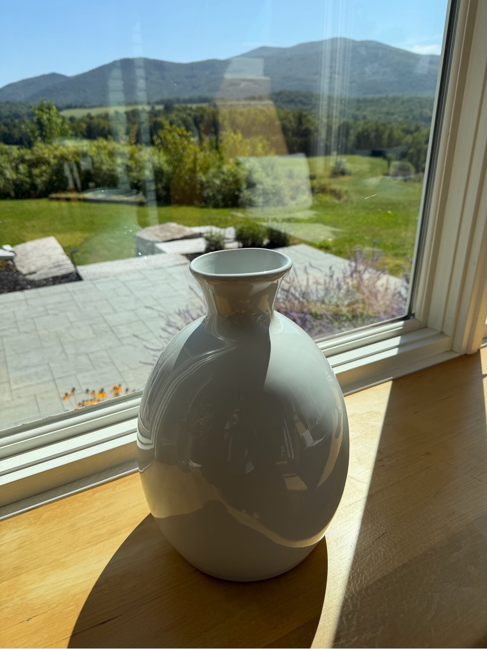 etúHome White Ceramic Artisanal Vase